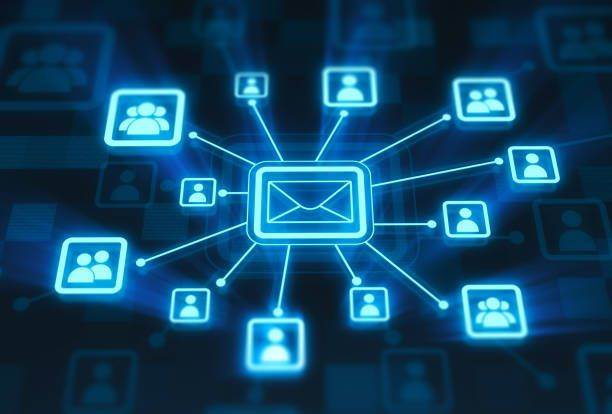 Réseau de contacts reliés à une messagerie pour illustrer la relation client